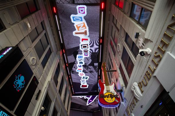 تتميز Manchester's Printworks بشاشة رقمية تحت عنوان Britpop هذا الشهر