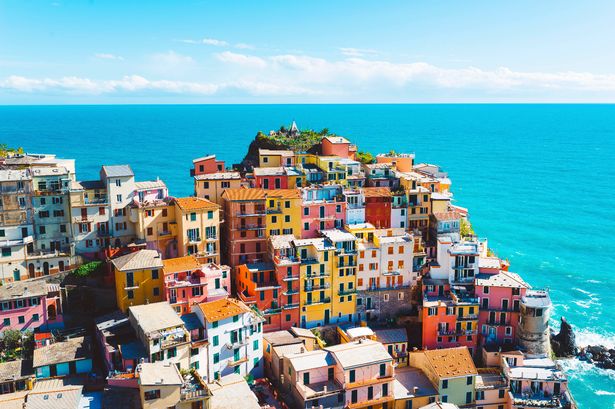 Cinque Terre في إيطاليا ، رحلة برية ، وجهة سفر في فصل الربيع ، والسياح يستمتعون ، واستكشاف المدينة ، وزيارة الأماكن الشهيرة ومشاهدة المعالم السياحية