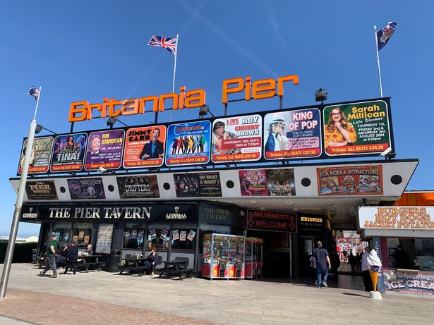 Britannia Pier على مدخل North Drive الأمامي الذي تم التقاطه في يوم الصيف الدافئ