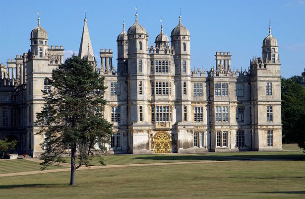 Burghley House التقليدية الإليزابيثية القصر القصر العمارة من قبل اللورد سيسيل ستامفورد. أبراج أبراج الثروة الكلاسيكية ثرثر الثروة الأرستقراطية منزل القصر (تصوير تيم جراهام/كوربيس عبر غيتي الصور)