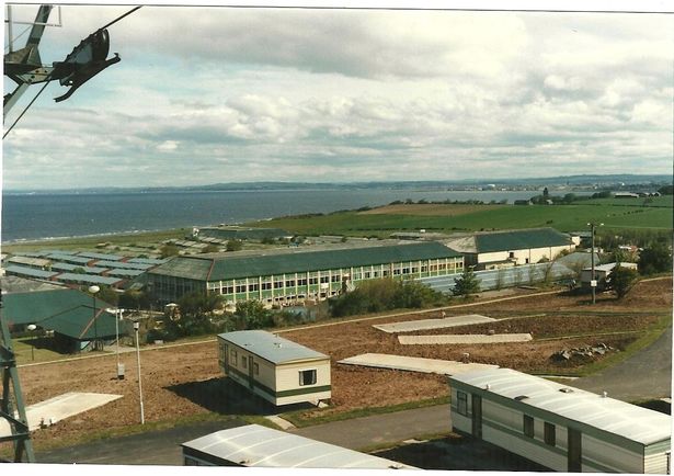 تظهر الصورة معسكر العطلات البريطاني 'Butlins Ayr'. كان بوتلين آير معسكرًا للعطلات بالقرب من آير في ساوث أيرشاير ، اسكتلندا. عندما تم افتتاحه في الأصل في عام 1946 ، تم تسمية Ayr Butlin ، ولكن في عام 1987 تم إعادة تسمية WonderWest World. تم إغلاقه في عام 1998 وأعاد فتحه في عام 1999 تحت إدارة عطلات Haven التي أعادت تسميتها Craig Tara.