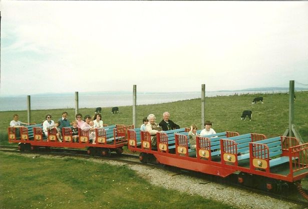 تظهر الصورة معسكر العطلات البريطاني 'Butlins Ayr'. كان بوتلين آير معسكرًا للعطلات بالقرب من آير في ساوث أيرشاير ، اسكتلندا. عندما تم افتتاحه في الأصل في عام 1946 ، تم تسمية Ayr Butlin ، ولكن في عام 1987 تم إعادة تسمية WonderWest World. تم إغلاقه في عام 1998 وأعاد فتحه في عام 1999 تحت إدارة عطلات Haven التي أعادت تسميتها Craig Tara.