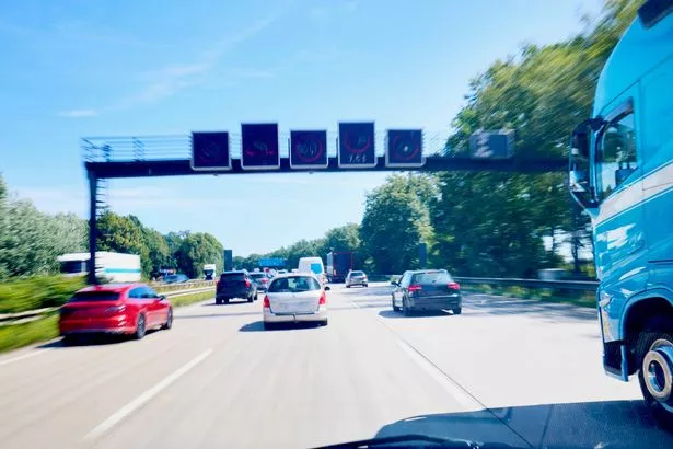 ركوب السيارة على autobahn مزدحمة ، نتطلع إلى الأمام من خلال الزجاج الأمامي