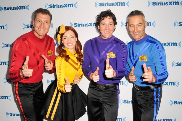 تشكيلة Wiggles الثانية ، من اليسار إلى اليمين ، سيمون برايس ، إيما واتكينز ، Lachlan Gillespie و Anthony في نيويورك في عام 2015