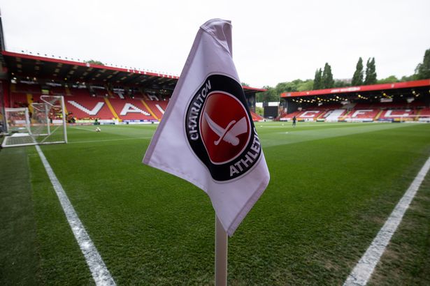 علم على أرض الملعب في Charlton Athletic
