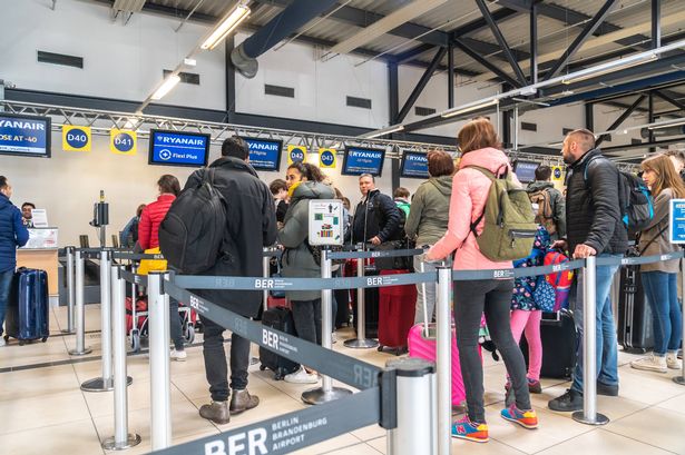 الأشخاص الذين يقومون بتسجيل الدخول في مكتب Ryanair ، صورة عامة