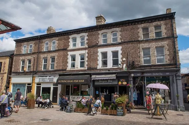 مانشستر ، المملكة المتحدة - 11 يوليو ، 2020: وسط مدينة ألترينشام. يسير الناس في منطقة Altrincham.