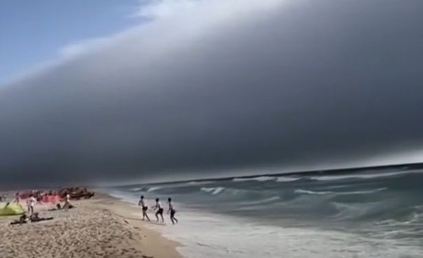 سحابة لفة على الشاطئ في البرتغال