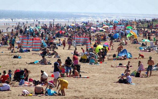 حشد من الناس في شاطئ Skegness