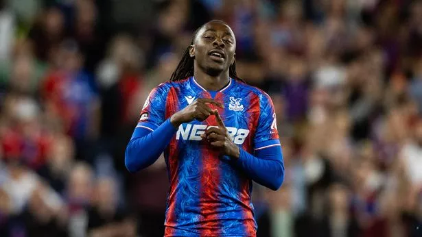 لندن ، إنجلترا - 20 مايو: يحتفل Eberechi Eze من Crystal Palace بتسجيل هدف فريقه الرابع خلال مباراة الدوري الممتاز بين Crystal Palace FC و Wolverhampton Wanderers FC في Selhurst Park في 20 مايو 2025 في لندن ، إنجلترا. (تصوير أندرو كيرنز - Camerasport عبر Getty Images)