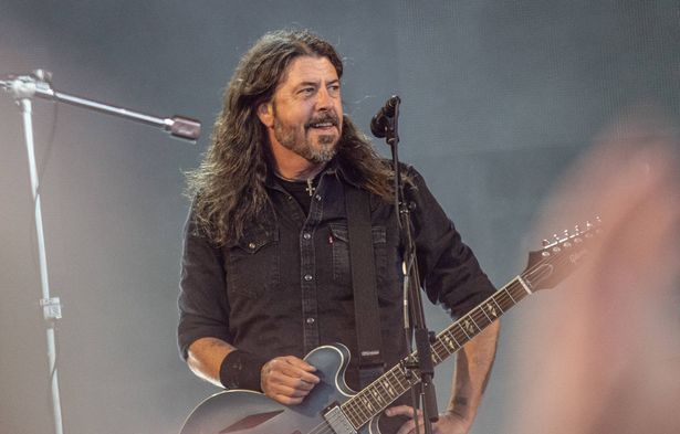 يتصدر Foo Fighters eMirates Old Trafford