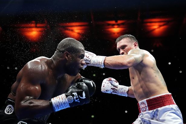 Oleksandr Usyk (يمين) يهبط على دانيال دوبوا