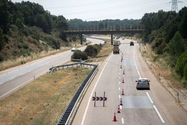 توفي الموقع الموجود على A-52 في Palacios de Sanabria بالقرب من مدينة زامورا ، إسبانيا ، حيث توفي لاعب كرة القدم في ليفربول ديوجو جوتا وشقيقه ، أندريه سيلفا ، بعد حادث سيارة في الساعة 12:40 صباحًا يوم الخميس. تاريخ الصورة: الخميس 3 يوليو 2025. يجب أن تقرأ الائتمان الصورة: إميليو هشن/سلك