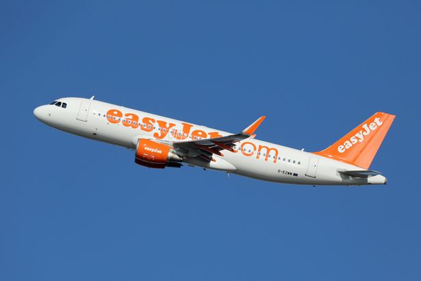 برشلونة ، إسبانيا - 11 كانون الأول (ديسمبر) 2014: easyjet airbus a320 مع تسجيل G -Ezww من مطار برشلونة (BCN). EasyJet هي شركة طيران بريطانية منخفضة التكلفة مع مقرها الرئيسي بالقرب من لندن وحوالي 240 طائرة تعمل.