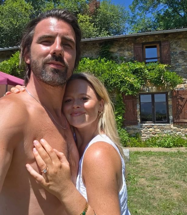 شاركت نجمة Inbetweeners Emily Atack بعض اللقطات الرائعة في عطلتها الرومانسية إلى جبال البرانس الفرنسية