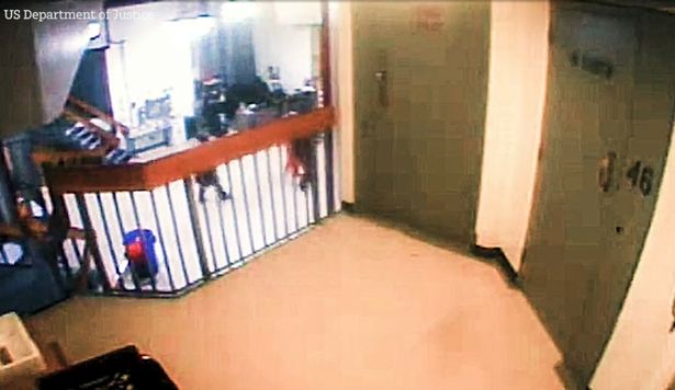 يبدو أن لقطة شاشة من CCTV داخل مركز العاصمة الإصلاحية تظهر على ما يبدو جيفري إبشتاين في اليوم السابق 