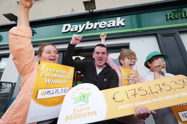 يحتفل موظفو Daybreak بالفوز EuroMillions