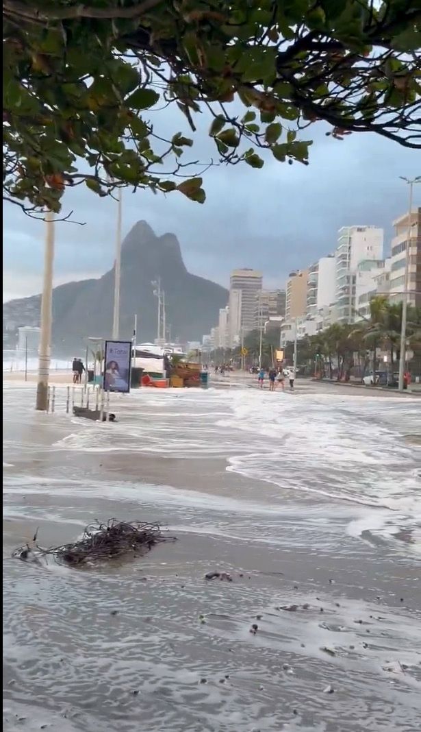 تحذير مأخوذ من X على Twitter Outropical Cyclone: موجات تبلغ 4 أمتار تقريبًا في Ipanema ، Rio de Janeiro !!   الرابط: https://x.com/meteo_lucas/status/1950295801537626133