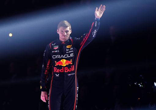 Max Verstappen Waves للحشد في العرض المباشر F1 75