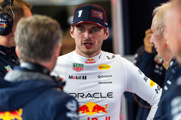 Max Verstappen يتحدث مع مهندسي Red Bull في سباق الجائزة الكبرى البريطاني