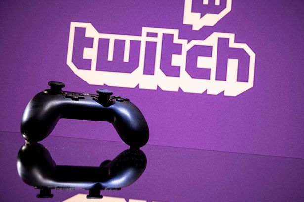 صورة شعار Twitch ووحدة تحكم الألعاب
