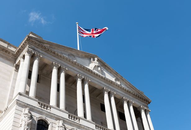 بنك إنجلترا ، شارع Threadneedle ، مدينة لندن ضد السماء الزرقاء المشرقة.