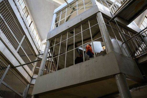 تدفقت العائلات إلى السجن للعثور على معلومات حول الأقارب المحتجزين والمفقودين