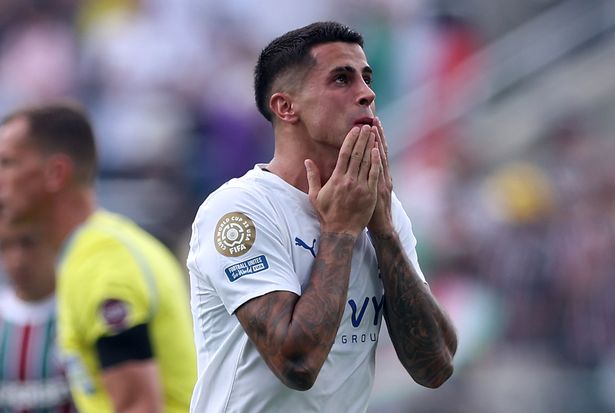 يتفاعل Joao Cancelo بعد لحظات صمت في ذكرى لاعب كرة القدم السابق Diogo Jota وشقيقه Andre Silva
