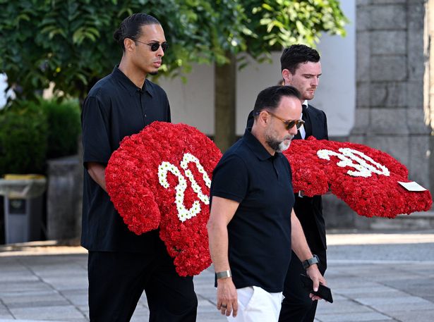 يحمل Virgil Van Dijk و Andrew Robertson تحية الزهور التي قرأت "20" و "30" عند وصولهما مع زملائه في جنازة عقدت ل Diogo Jota وشقيقه Andre Silva