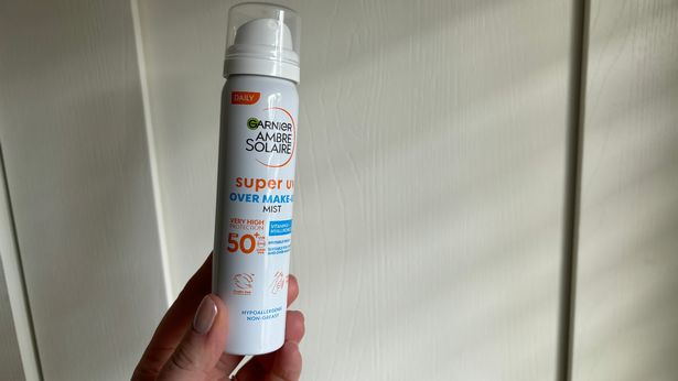 لورا التي تحمل غارنيير أمبري سولير على الماكياج سوبر حماية UV ضباب SPF50