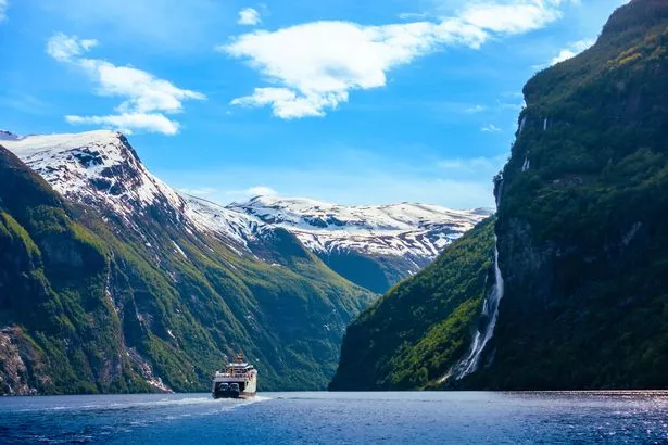 أبحرت سفينة الرحلات البحرية عبر Geirangerfjord المهيب