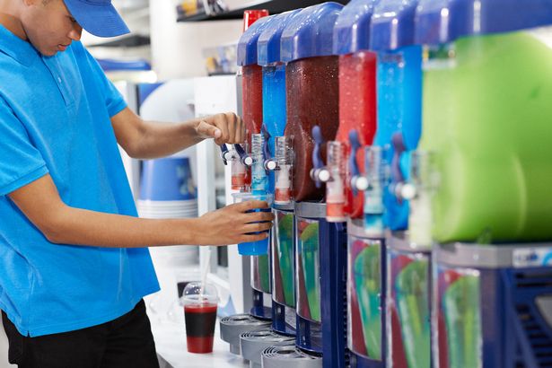 يتم تقديم slushies في مجموعة من النكهات والألوان التي تروق للأطفال