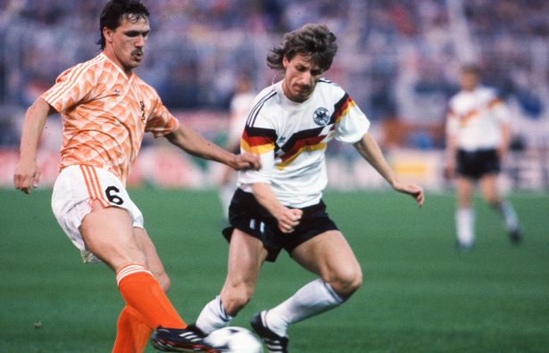 يأخذ فرانك ميل بيري فان هولندا خلال يورو 1988.