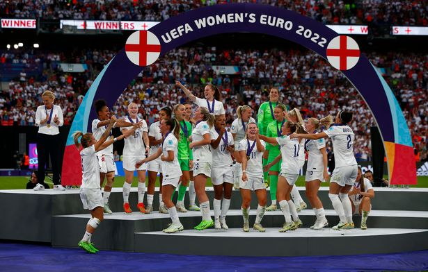 يحتفل لاعبو إنجلترا بالفوز خلال المباراة النهائية لليورو إنجلترا للسيدات في UEFA بين إنجلترا وألمانيا في ملعب ويمبلي في 31 يوليو 2022 في لندن ، المملكة المتحدة.