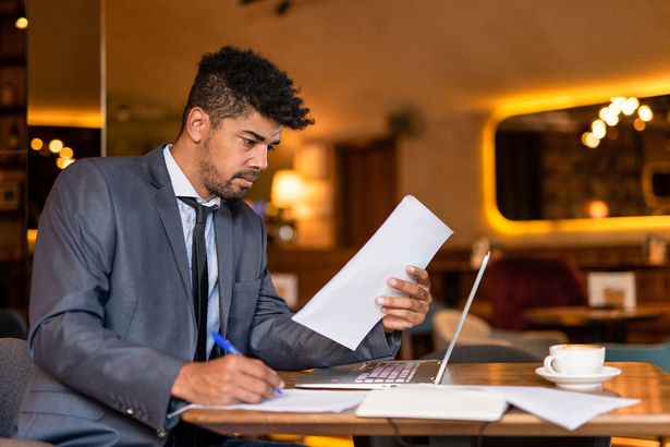 رجل أعمال للبالغين يعمل مع الأوراق.