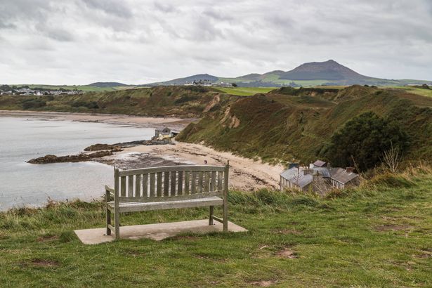 مقعد يطل على القوارب في المنحدرات الصخرية من Porthdinllae