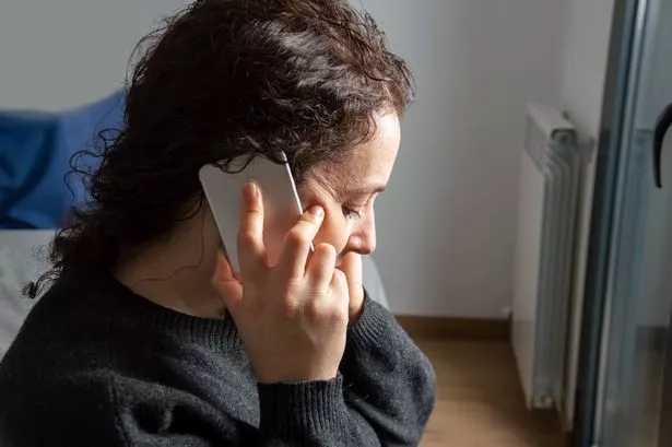 امرأة على الهاتف