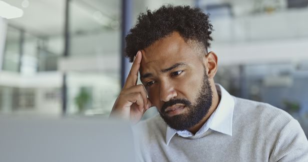 متعب ، صداع الإجهاد ورجل الأعمال على الكمبيوتر المحمول لمحفظة المالية