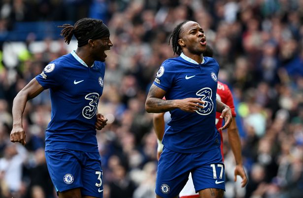 يحتفل Raheem Sterling من Chelsea بعد تسجيل هدف الفريق الثاني خلال مباراة الدوري الممتاز بين تشيلسي FC و Nottingham Forest في Stamford Bridge في 13 مايو 2023 في لندن ، إنجلترا.