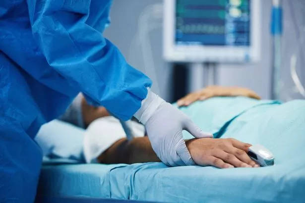 المساعدة والرعاية الصحية والطبيب مع مريض في الجراحة للنبض أو التمسك باليدين أو الدعم