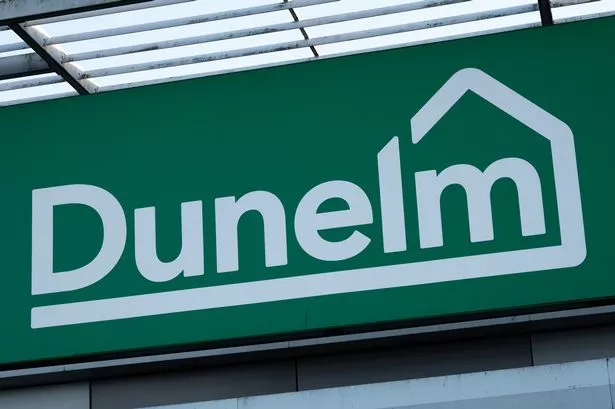 المنظر الخارجي العام لمتجر التجزئة للبيع بالتجزئة في Dunelm للأدوات المنزلية والمفروشات المنزلية في Mayflower Retail Park في باسيلدون ، المملكة المتحدة.
