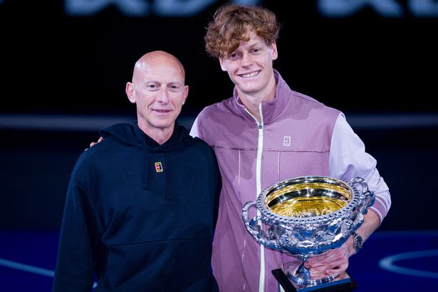 ملبورن ، أستراليا - 28 كانون الثاني (يناير): يطرح جانيك سينر (ص) من إيطاليا ومدرب اللياقة البدنية أمبرتو فيرارا (ل) مع كأس نورمان بروكس تحدي خلال العرض الرسمي بعد المباراة النهائية للرجال ضد دانييل ميدفيديف خلال اليوم الخامس عشر من بطولة أستراليا المفتوحة في ملبورن في 28 يناير ، 2024 في ميلبورن ، أستراليا. (تصوير أندي تشيونغ/غيتي إيمايز)