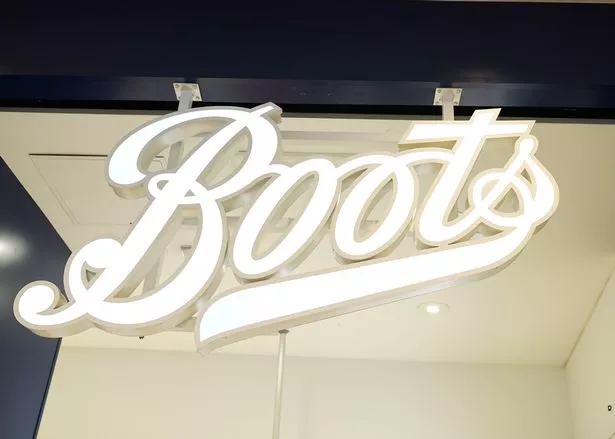 يمكن للمتسوقين في Boots الاستفادة من الصفقة عبر الإنترنت بينما تستمر الأسهم