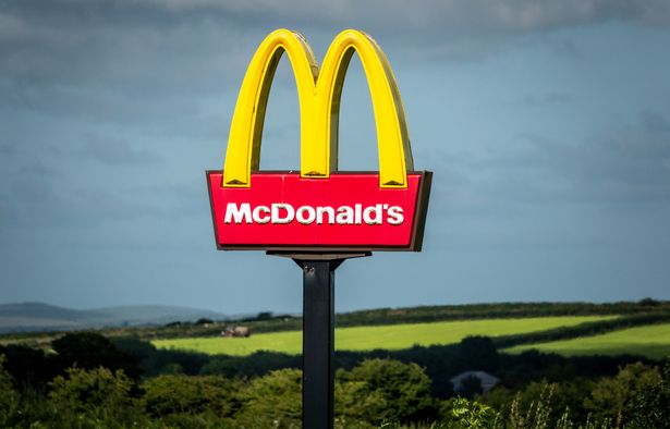 تشرق الشمس على شعار Golden Arches الأصفر لمطعم الوجبات السريعة McDonald's في كورنوال