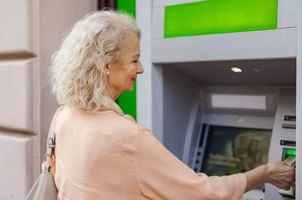 امرأة تحصل على المال