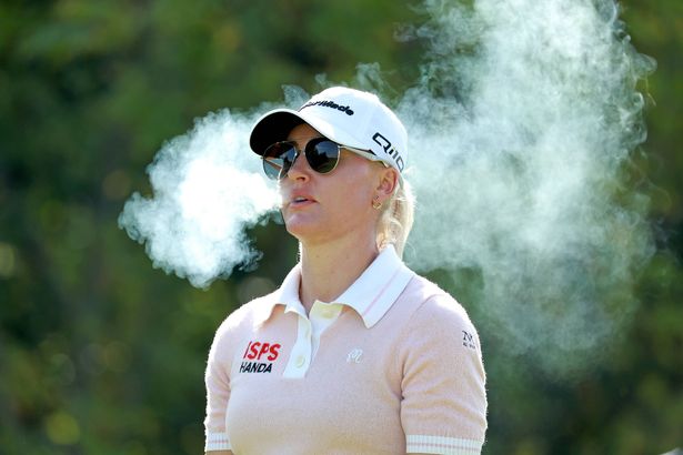 LPGA لاعب الجولف تشارلي هال يدخن سيجارة بينما تمشي في الحفرة الثامنة خلال الجولة الأخيرة من بطولة كوين كوين سيتي