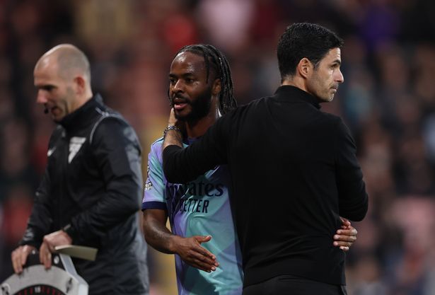 استقبل Raheem Sterling من Arsenal من قبل مدير / مدرب Mikel Arteta في Arsenal بعد استبداله خلال مباراة الدوري الإنجليزي الممتاز بين AFC Bournemouth و Arsenal FC في Stadium Vitality في 19 أكتوبر 2024 في بورنموث ، إنجلترا. 