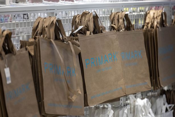 اكتشف المتسوقين في Primark بعض الأشياء الجيدة في عيد الهالوين إلى جانب Summerwear
