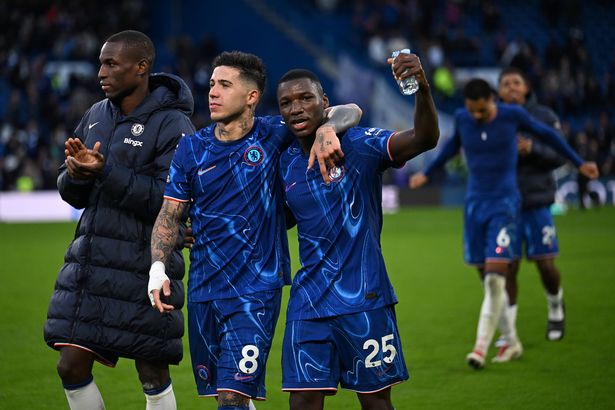 يحتفل Enzo Fernandez و Moises Causedo of Chelsea باتباع فوز الفريق خلال مباراة الدوري الممتاز بين تشيلسي FC و Aston Villa في Stamford Bridge في 01 ديسمبر 2024