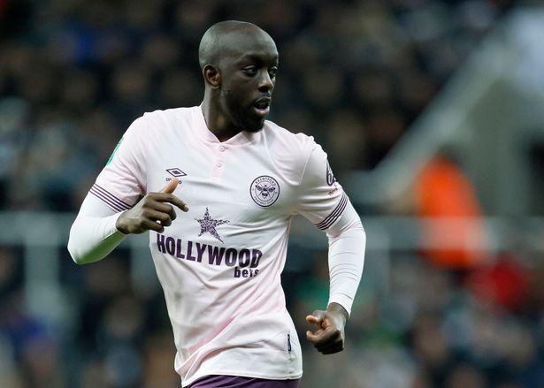نيوكاسل على تاين ، إنجلترا - 18 ديسمبر: يون ويسا من برنتفورد يركض خلال مباراة كأس كاراباو النهائي بين نيوكاسل يونايتد وبرنتفورد في سانت جيمس بارك في 18 ديسمبر 2024 في نيوكاسل على تاين ، إنجلترا. (تصوير ريتشارد سيلرز/SportsPhoto/Allstar عبر Getty Images)